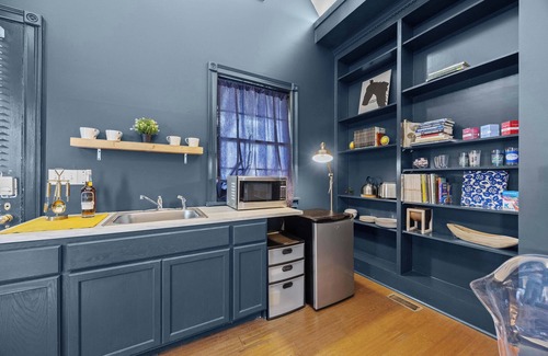 Cherokee Triangle Apartamento | Chic Lou Studio | Cozy King Bed + Prime Location!