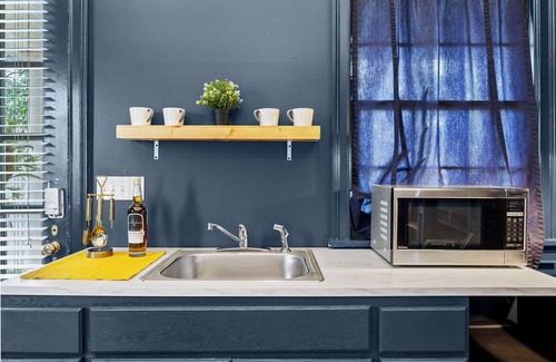 Cherokee Triangle Apartamento | Chic Lou Studio | Cozy King Bed + Prime Location!