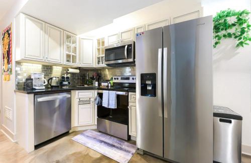 Whittier Apartamento | Chic Lower-Level Stay - Prime Walkable Locale