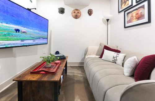Whittier Apartamento | Chic Lower-Level Stay - Prime Walkable Locale