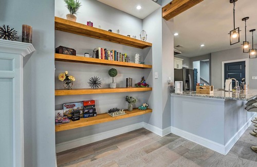 Downtown Memphis Cabaña | Chic Memphis Home w/ Deck ~ 2 Mi to Dtwn!