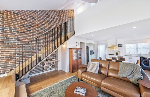 Petersham Casa | Chic Mezzanine Guest House with Modern Amenities