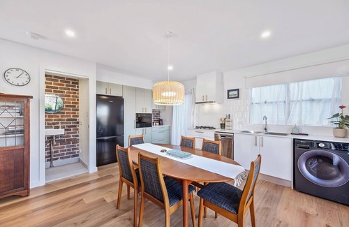 Petersham Casa | Chic Mezzanine Guest House with Modern Amenities