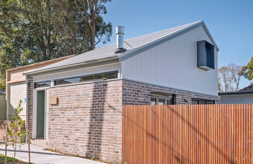 Petersham Casa | Chic Mezzanine Guest House with Modern Amenities