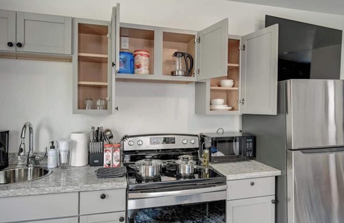 Lower East Side Apartamento | Hip Milwaukee Studio | Walkable to Beach & Dining, Brady St East
