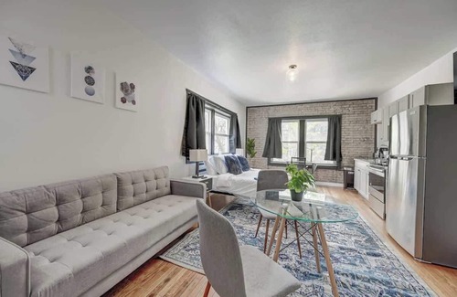Lower East Side Apartamento | Hip Milwaukee Studio | Walkable to Beach & Dining, Brady St East