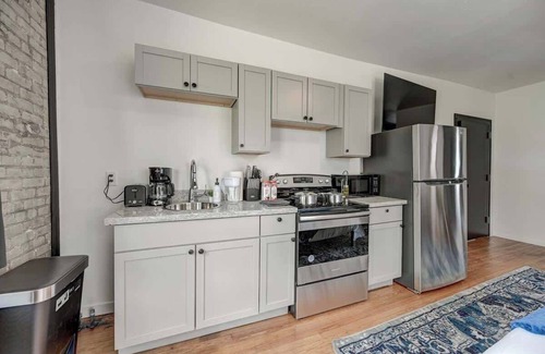 Lower East Side Apartamento | Hip Milwaukee Studio | Walkable to Beach & Dining, Brady St East