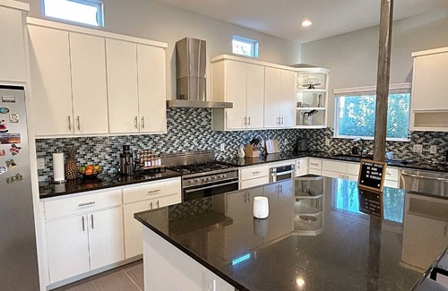 St. Johns Condominio | Chic Modern 3-bedroom Condo in Central Austin