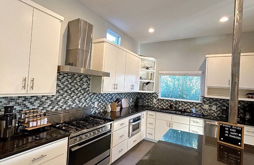St. Johns Condominio | Chic Modern 3-bedroom Condo in Central Austin