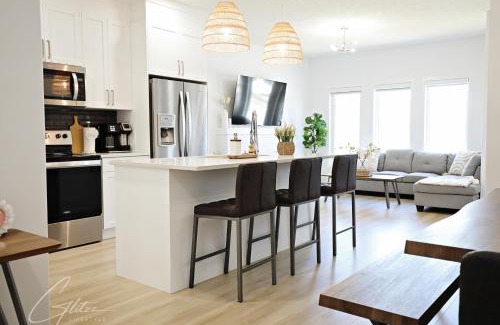 Southwest Edmonton Casa | Chic Modern Home,King Bed,Fireplace,Disney