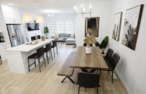 Southwest Edmonton Casa | Chic Modern Home,King Bed,Fireplace,Disney