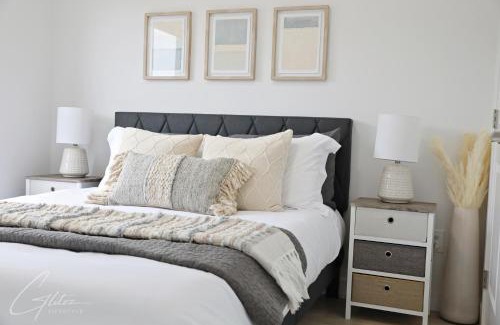 Southwest Edmonton Casa | Chic Modern Home,King Bed,Fireplace,Disney