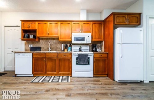 Jasper Place Casa | Chic Modern Vibes - KING Bed - Fireplace - Sleeps 4 - Wifi