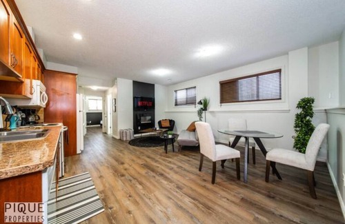Jasper Place Casa | Chic Modern Vibes - KING Bed - Fireplace - Sleeps 4 - Wifi