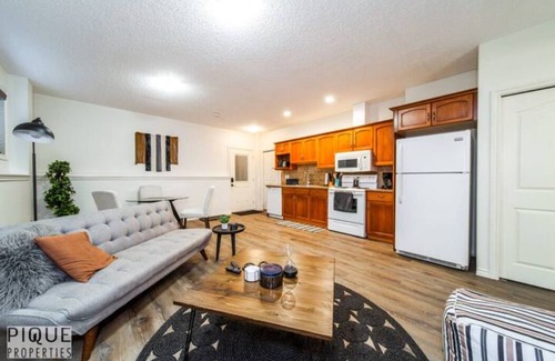 Jasper Place Casa | Chic Modern Vibes - KING Bed - Fireplace - Sleeps 4 - Wifi