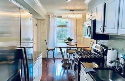 Annandale Condominio | Chic Mosaic District 2BR/1BA Condo pet friendly near DC w/pool