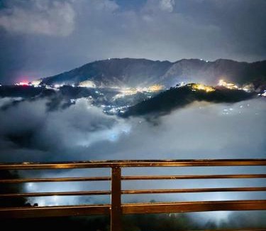 Kandaghat Apartamento | Chic Mountain Home - Peaceful Stay with Mountain & Valley View