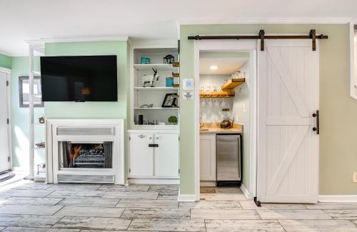 Murrells Inlet Casa | Chic Murrells Inlet Getaway about 2 Mi to Marsh Walk!