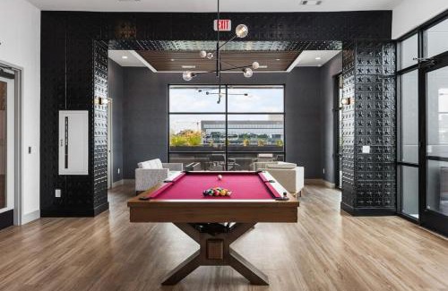 Edgehill Apartamento | Chic Music Row Condo Rooftop Deck with City View Gym Office and More