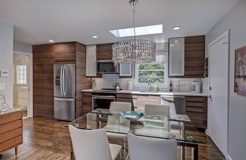 Cherry Condominio | 510 Queens 203: 1BR Myers Park Oasis