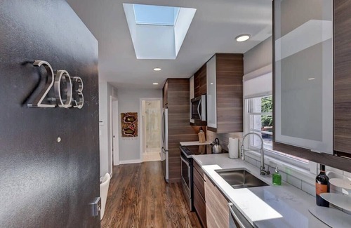 Cherry Condominio | 510 Queens 203: 1BR Myers Park Oasis