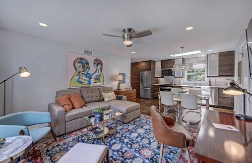 Cherry Condominio | 510 Queens 203: 1BR Myers Park Oasis