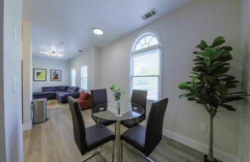 West End Apartamento | Chic Nashville 2BR Stay with Optional Parking Mins to Music Row, Vanderbilt & Broadway