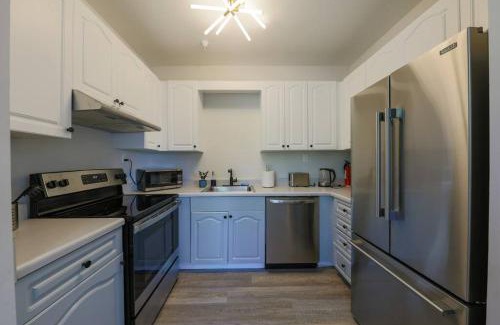 West End Apartamento | Chic Nashville 2BR Stay with Optional Parking Mins to Music Row, Vanderbilt & Broadway