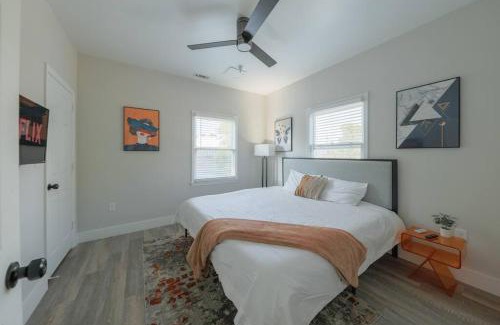 West End Apartamento | Chic Nashville 2BR Stay with Optional Parking Mins to Music Row, Vanderbilt & Broadway