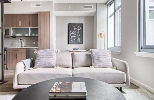 Buzzard Point Apartamento | Chic Navy Yard 1BR w/ W/D, Roof BBQ & Gym, near Nats Park, by Blueground
