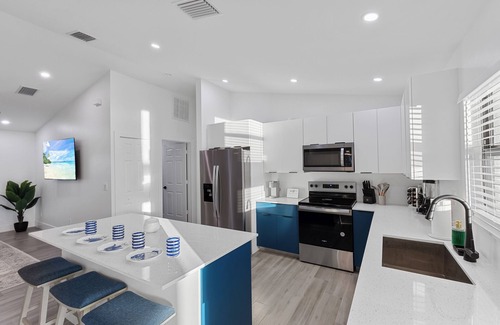 Fort Myers Casa | Chic Newly Built Vacation Escape with Canal view