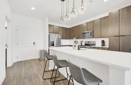Birmingham Apartamento | Chic Oasis w/ Pool, Gym, & Stunning City Views