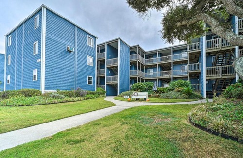 Sneads Ferry Apartamento | Chic Oceanfront North Topsail Beach Condo with Deck