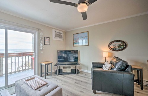 Sneads Ferry Apartamento | Chic Oceanfront North Topsail Beach Condo with Deck