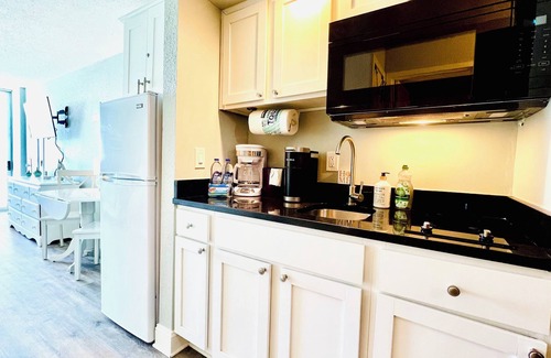 Myrtle Beach Complejo | Chic Oceanfront Condo on 11th Floor w/ Balcony & Kitchen, Sleeps 4, Resort Pools