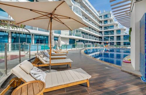 Al Barsha Apartamento | Chic One-Bed Haven w Pool & Gym Heart of Dubai