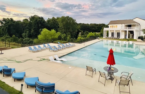 Oxford Cabaña | Chic Oxford Cottage with 3 King Suites - "The Southern Sip"