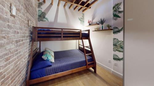 Hoboken Apartamento | Chic Penthouse 15 Minutes From NYC - bus stop at doorstep