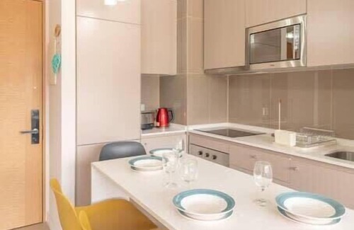 Nunoa Condominio | Chic Plaza 2B W/Wifi, Parking & Metro.