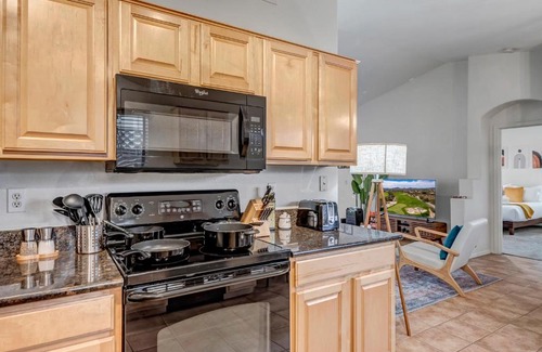Desert Ridge Casa | Chic Poolside Oasis - Karaoke - BBQ - Games