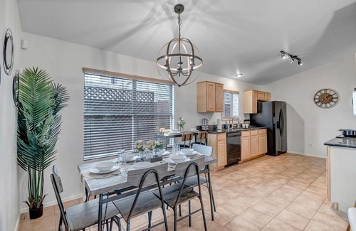 Desert Ridge Casa | Chic Poolside Oasis - Karaoke - BBQ - Games