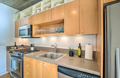 Goose Hollow Apartamento | Chic Portland Studio w/ Stunning City Views!