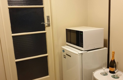 Bishopdale Apartamento | Chic Private Studio Close to Airport, Bus & Shops - Breakfast included