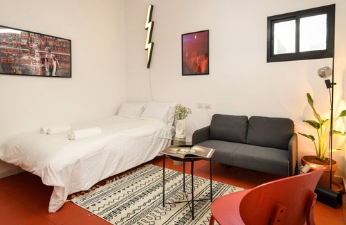 Haifa Apartamento | Chic Red Studio near Talpiot Market