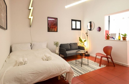Haifa Apartamento | Chic Red Studio near Talpiot Market