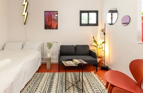 Haifa Apartamento | Chic Red Studio near Talpiot Market