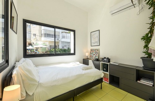 Haifa Apartamento | Chic Red Studio w Balcony near Talpiot Market
