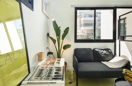 Haifa Apartamento | Chic Red Studio w Balcony near Talpiot Market