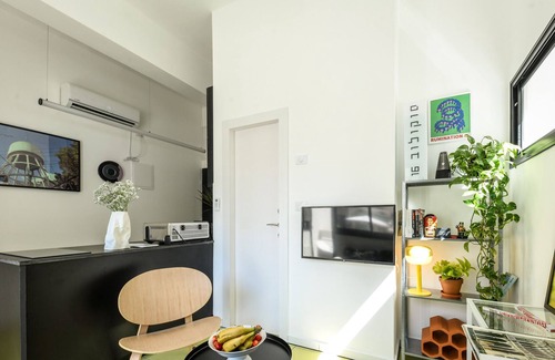 Haifa Apartamento | Chic Red Studio w Balcony near Talpiot Market
