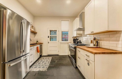 Stroudsburg Apartamento | Chic Retreat in the Heart of Downtown Stroudsburg